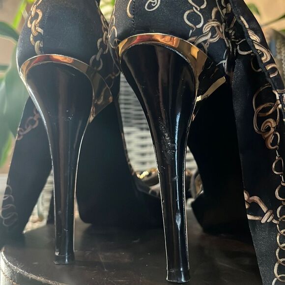 Guess sandals / Size 8 - Picture 2 of 15